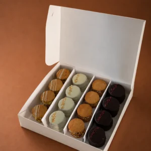 Box Alfajores abierta sobre fondo marrón