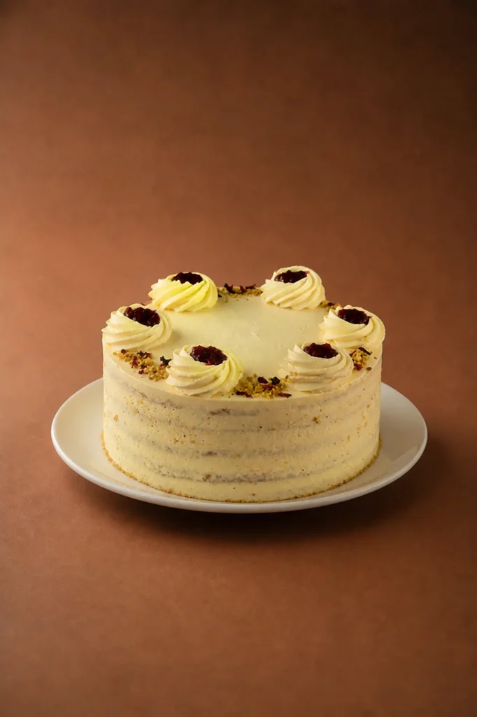 torta-francis-lateral sobre fondo marrón cálido
